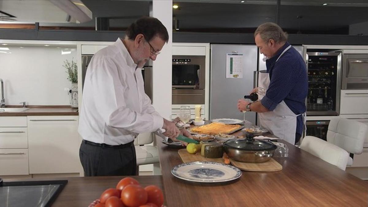 Mariano Rajoy, cocinando con Bertín Osbone, en 'En la tuya o en la mía'