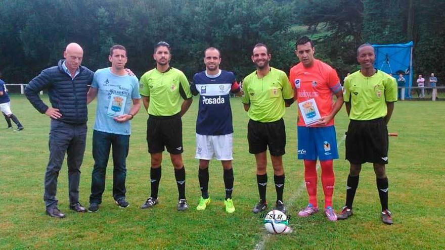 Guaya con el capitán del Colunga (Rubén), el trío arbitral y García Barrero, que hizo el saque de honor.