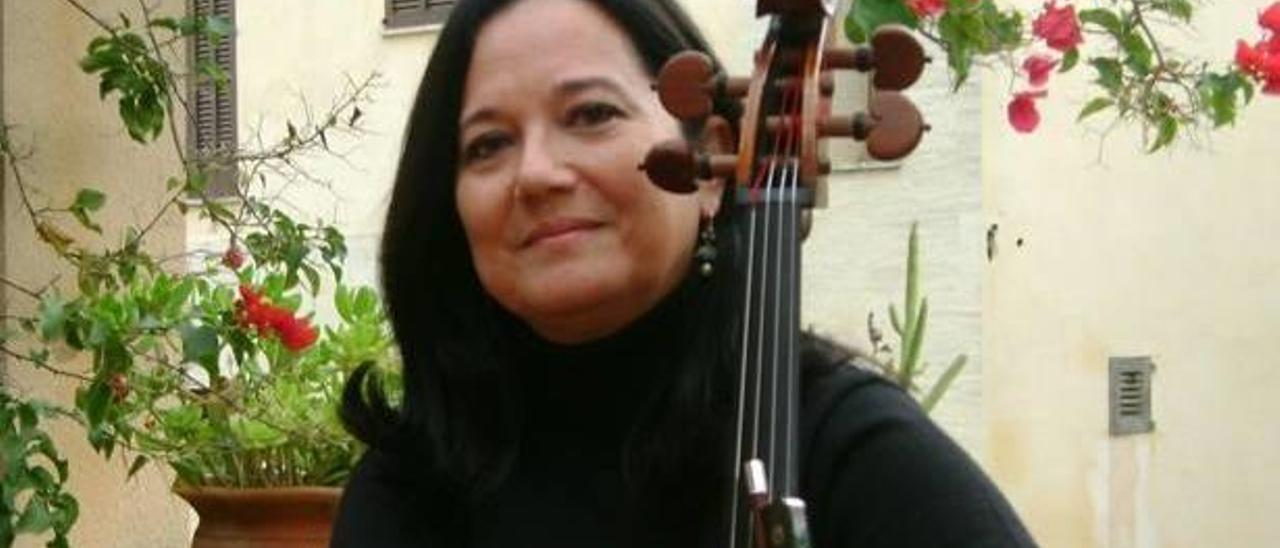 Amparo del Riego Vidal sostiene su instrumento musical, el violonchelo.