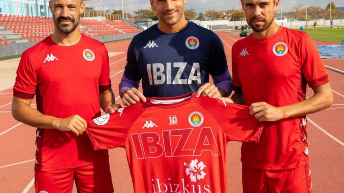 Tarrés, Contreras y Marquitos con la camiseta de Copa.