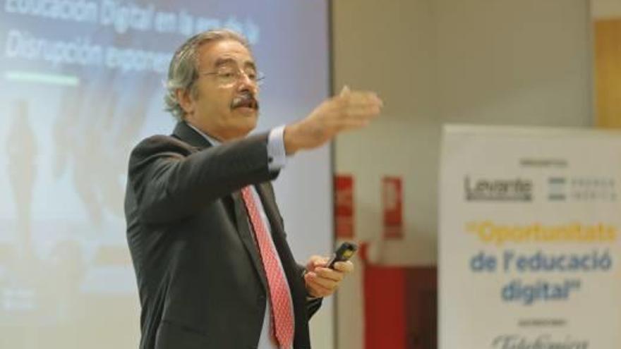 El director general de Telefónica a la C. Valenciana, ahir.