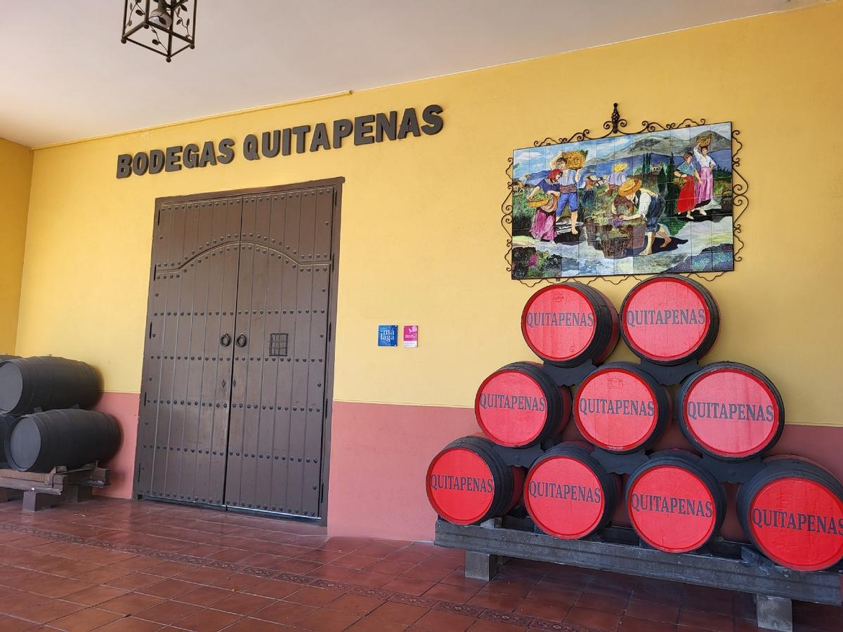 La fachada de Bodegas Quitapenas, en el polígono Villarosa de Málaga.