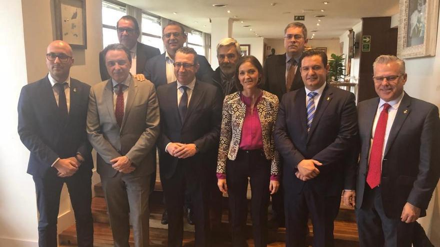 El alcalde de Torremolinos, José Ortiz, junto al resto de miembros de la la AMT y la ministra de Turismo.