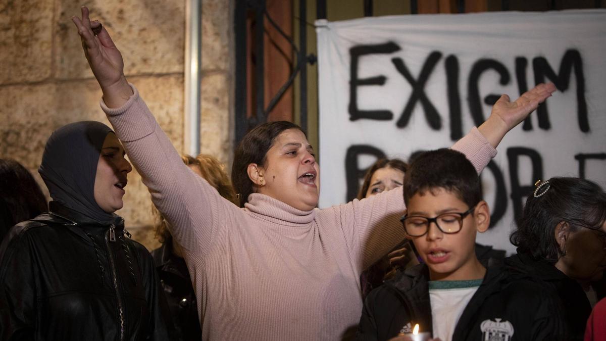 Una mujer muestra su indignación en la concentración de repulsa del asesinato de Fátima en Sagunt.