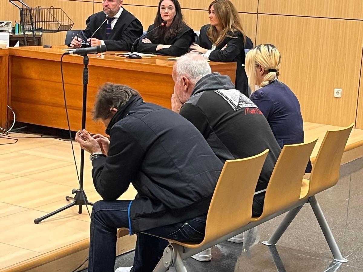 Los acusados de un delito de estafa esta mañana en Valencia.