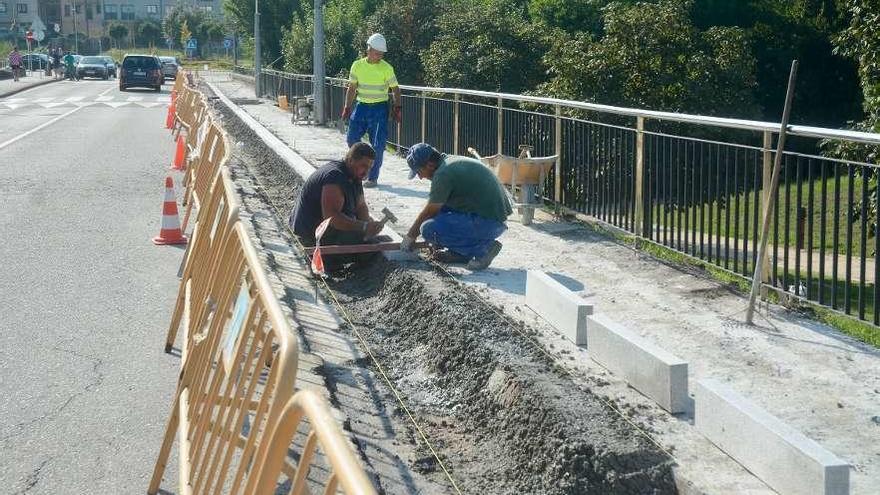 Obreros trabajando en la Avenida de la Estación. // Rafa Vázquez