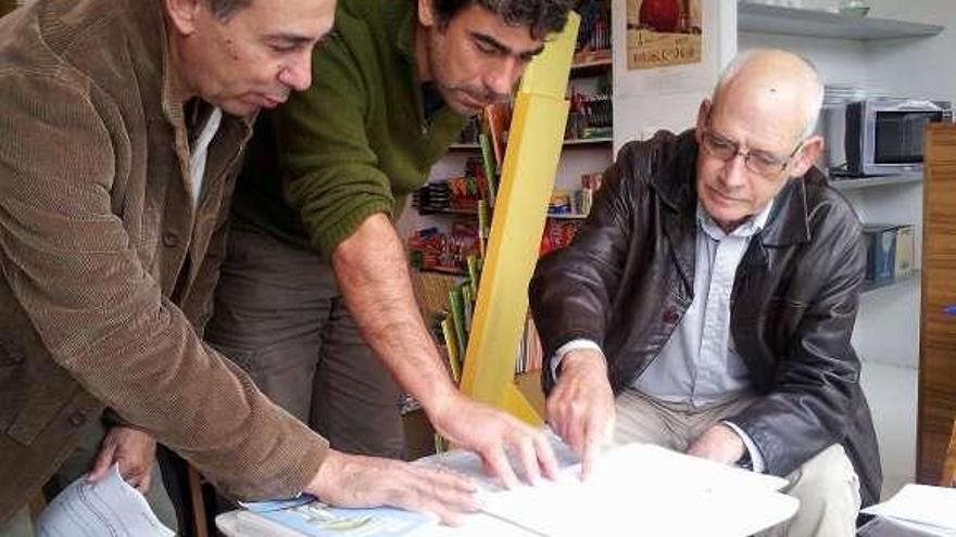 Xilbestre Manso, Alfonso Rodríguez y Antón García, de la Plataforma Serra do Galiñeiro con el mapa del proyecto.  // Faro