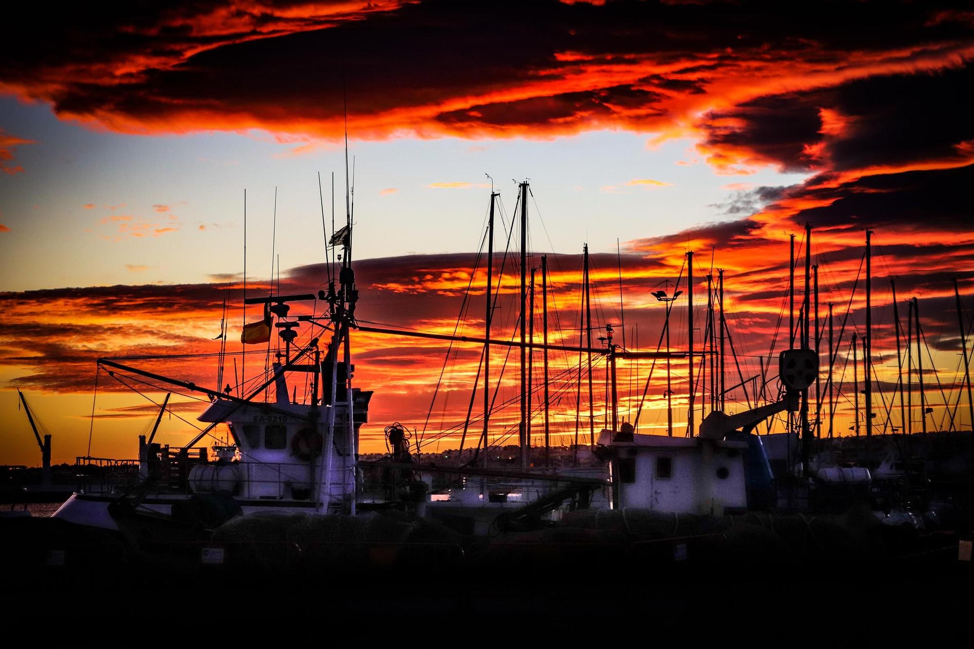 Espectacular puesta de sol en el puerto de Torrevieja
