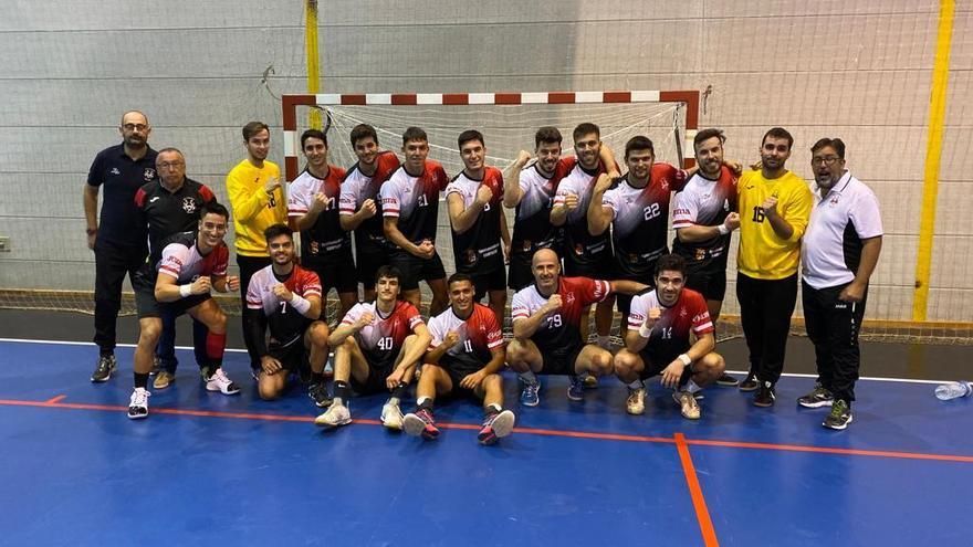 La plantilla del Balonmano Málaga, feliz por su triunfo y su liderato.