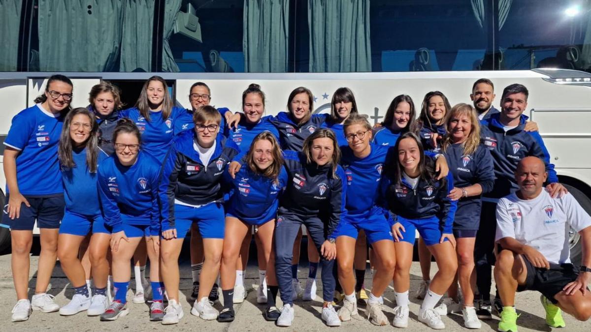 Jugadoras y cuerpo técnico del Sárdoma, ayer en su desplazamiento a Zaragoza. |  // FDV