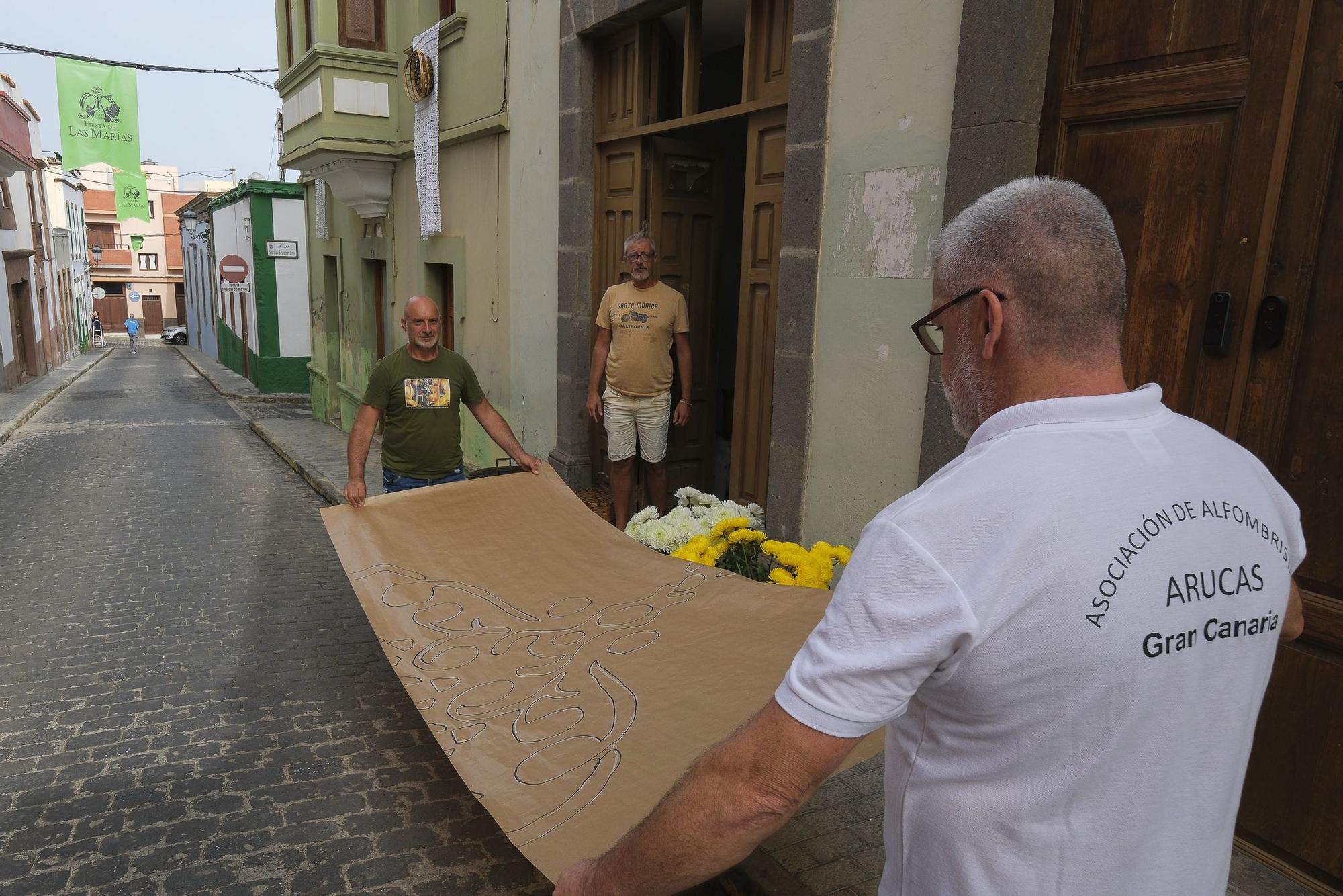 Autores de la primera alfombra de flores que tendrá la romería de las marías de Guía