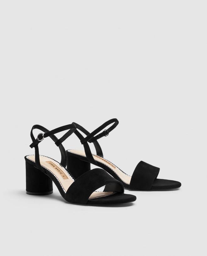 Sandalias negras con tacón de Zara. (Precio: 25, 95 euros)