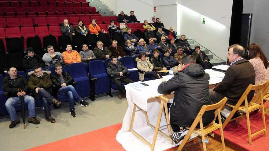 El colectivo de vecinos celebró su asamblea en el salón de actos del auditorio. // Bernabé/Javier Lalín