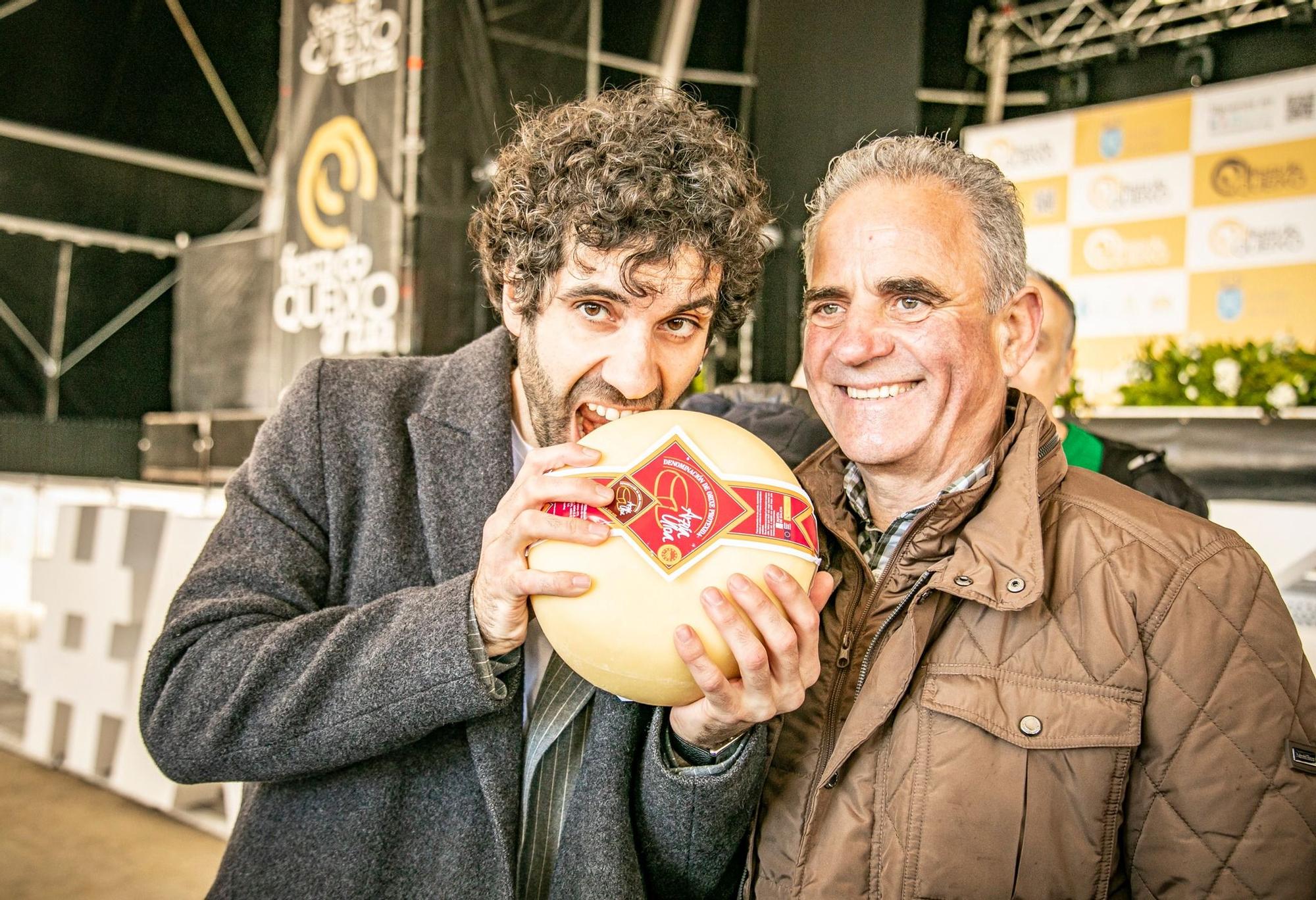 El actor Tamar Novas, izqda., que fue pregonero, con el alcalde de Arzúa, José Luis García