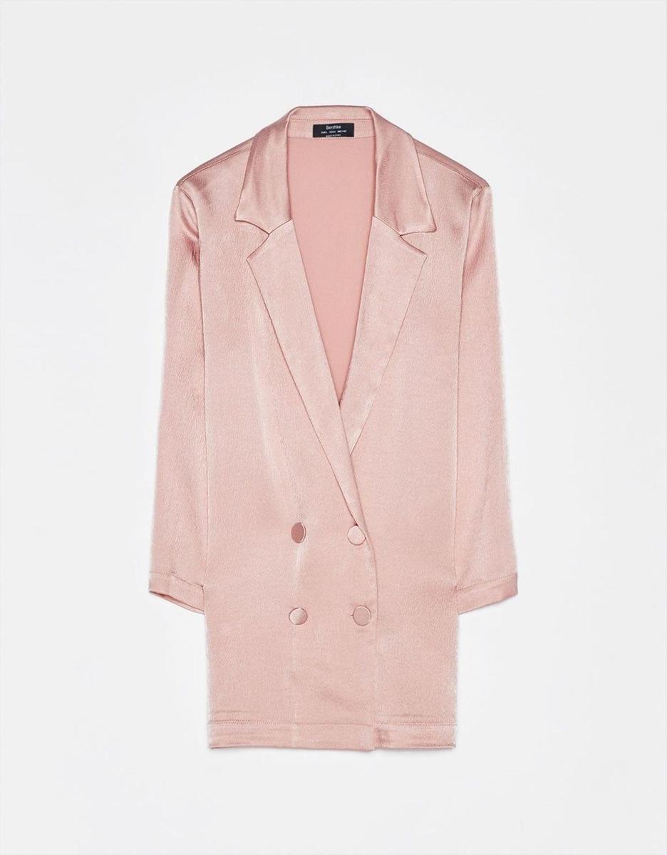 Blazer fluida satinada color rosa palo de Bershka. (Precio: 29, 99 euros)