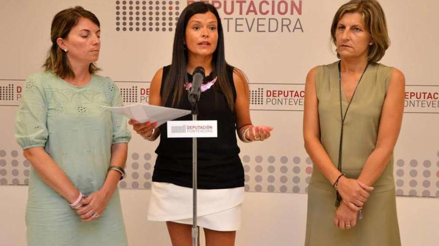 Nidia Arévalo, ayer, entre las diputadas Luisa Piñeiro (izquierda) y Belén Cachafeiro. // G. Santos