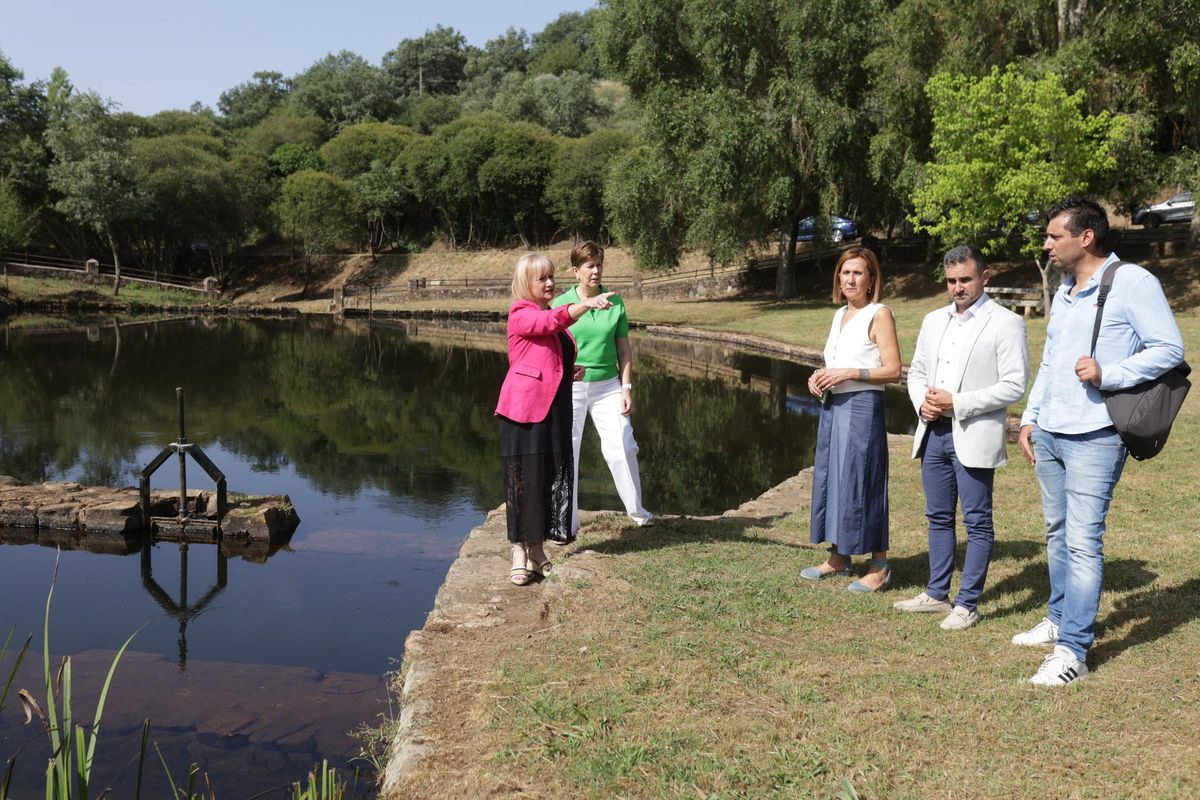 La consejera de Industria, Comercio y Empleo, Leticia García, visita los trabajos del programa de formación y empleo en Alcañices (Zamora).