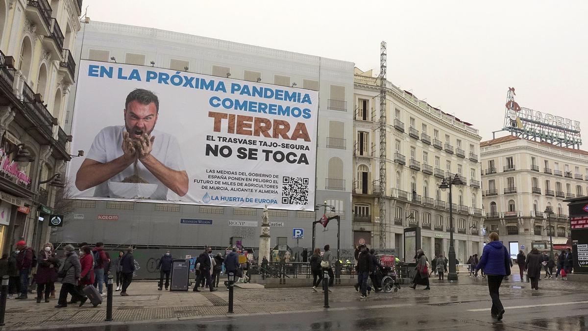 El cartel instalado por Scrats en la Puerta del Sol