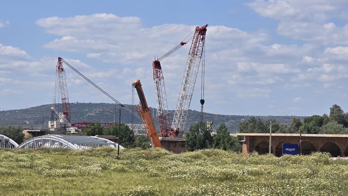 Grúas instaladas para las obras del Puente de Hierro en Villa del Río.