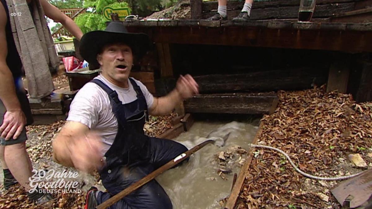 Kämpft mit den Wassermassen, aber nimmt es gelassen: Konny Reimann.