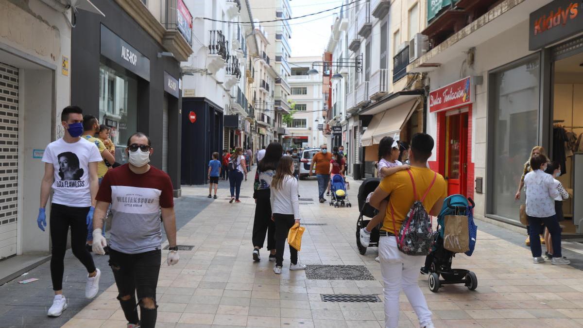 La calle Major de Gandia, llena en la mañana de ayer, con los comercios abiertos.