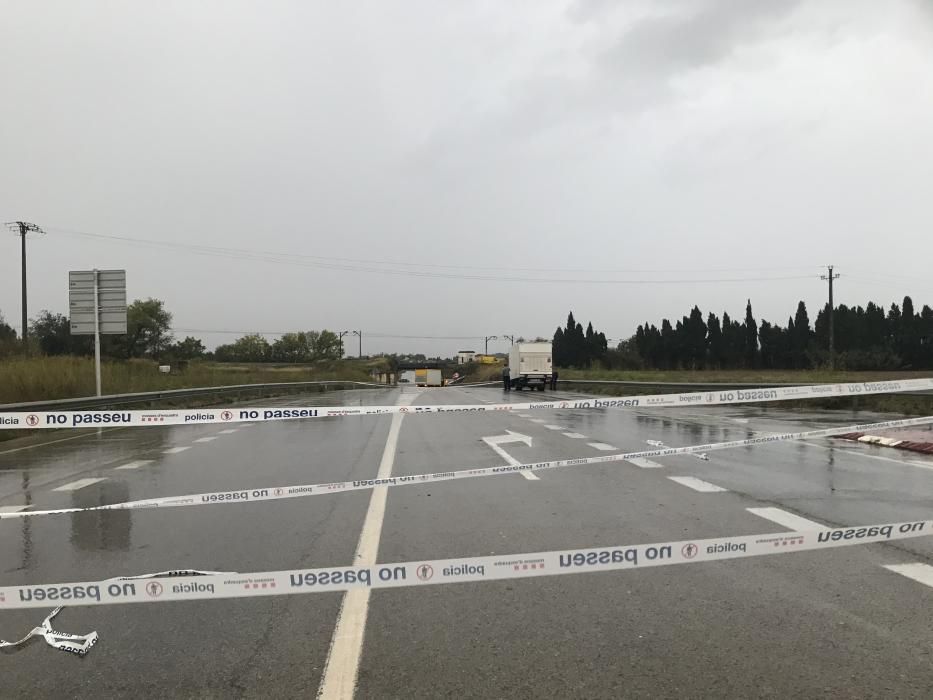 Vilamalla, accés a Figueres amb inundacions i cotxes atrapats