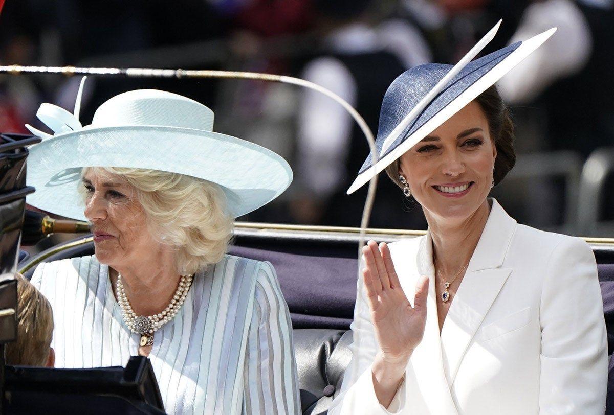 Kate Middleton en el desfile Trooping the Colour junto a Camila Parker Bowles