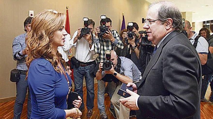 Silvia Clemente entrega al presidente de la Junta su medalla de procurador regional.