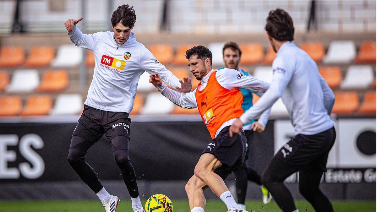 Javi Guerra y Guido Rodríguez, en la sesión de entrenamiento del sábado por la tarde en Paterna