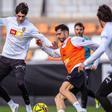Javi Guerra y Guido Rodríguez, en la sesión de entrenamiento del sábado por la tarde en Paterna