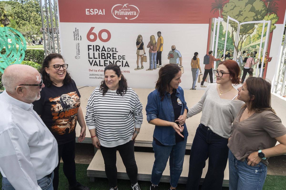 Manolo Gil, director de la Fira del Llibre, conversa con las libreras afectadas por la dana.