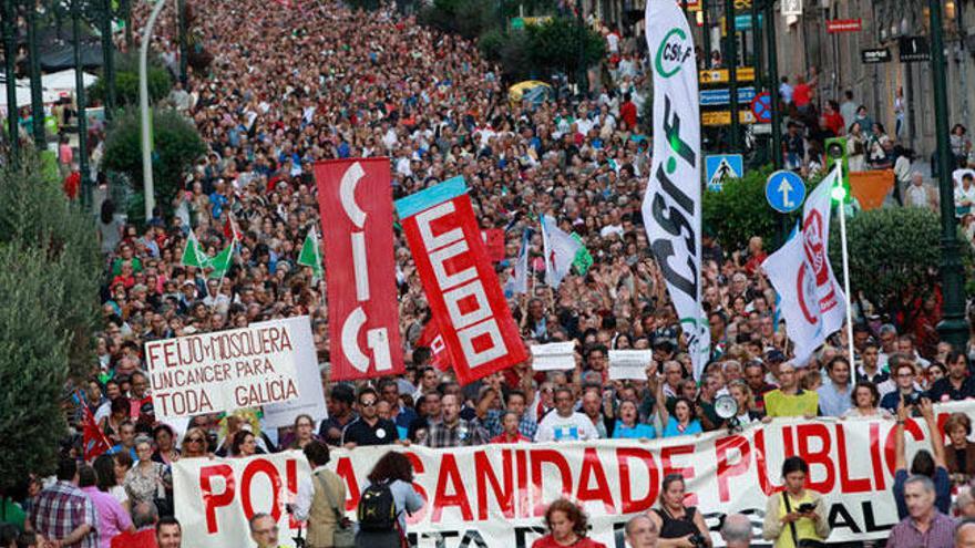 La marcha en defensa de la sanidad pública en la calle Urzáiz. // Ricardo Grobas