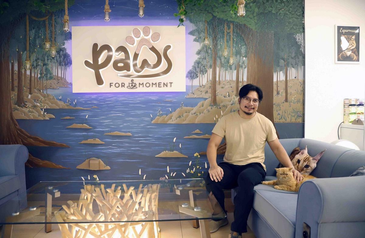 Michael Buenaventura, propietario de 'Paws for a Moment', coworking de Málaga con gatos que combina trabajo y relax.