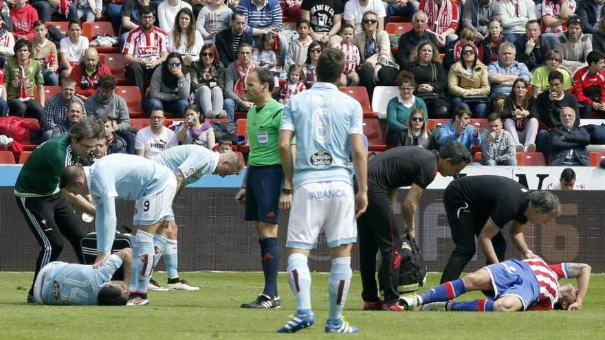 Luis Hernández y Orellana se duelen en el suelo tras un choque entre ambos.