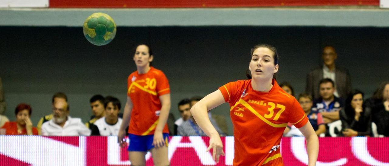 La exjugadora de balonmano Ana Martínez, con los colores de la selección.