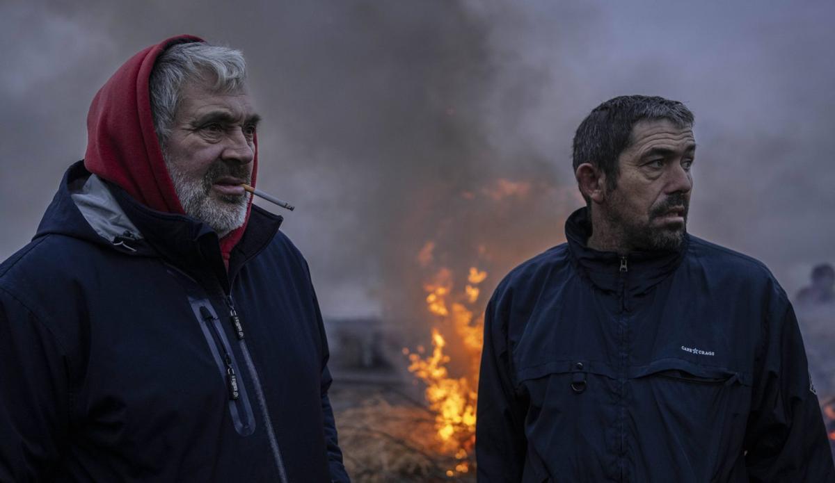 Ganaderos de la provincia, los rostros de las protestas, ayer en la A-52. | |   BRAIS LORENZO
