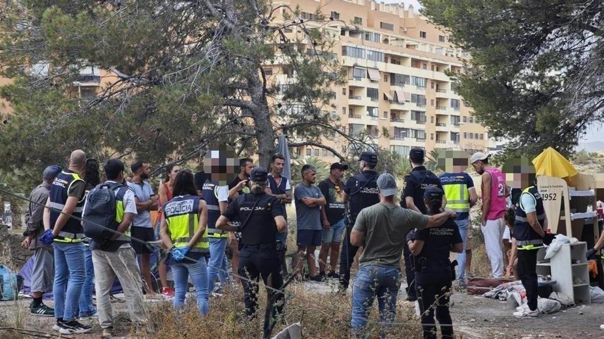 Un momento del dispositivo policial en Alicante.
