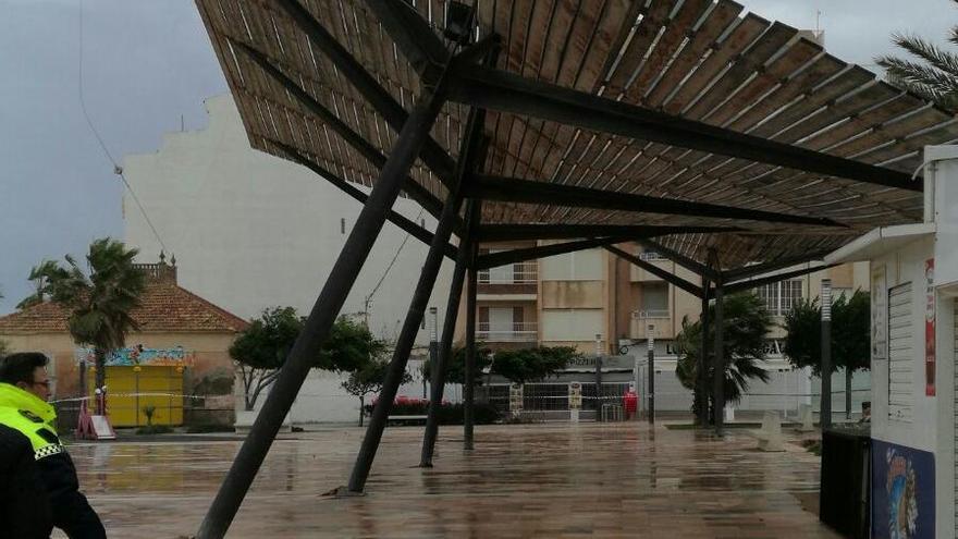 Imagen de la pérgola en la plaza de La Mata, arrancada por el viento