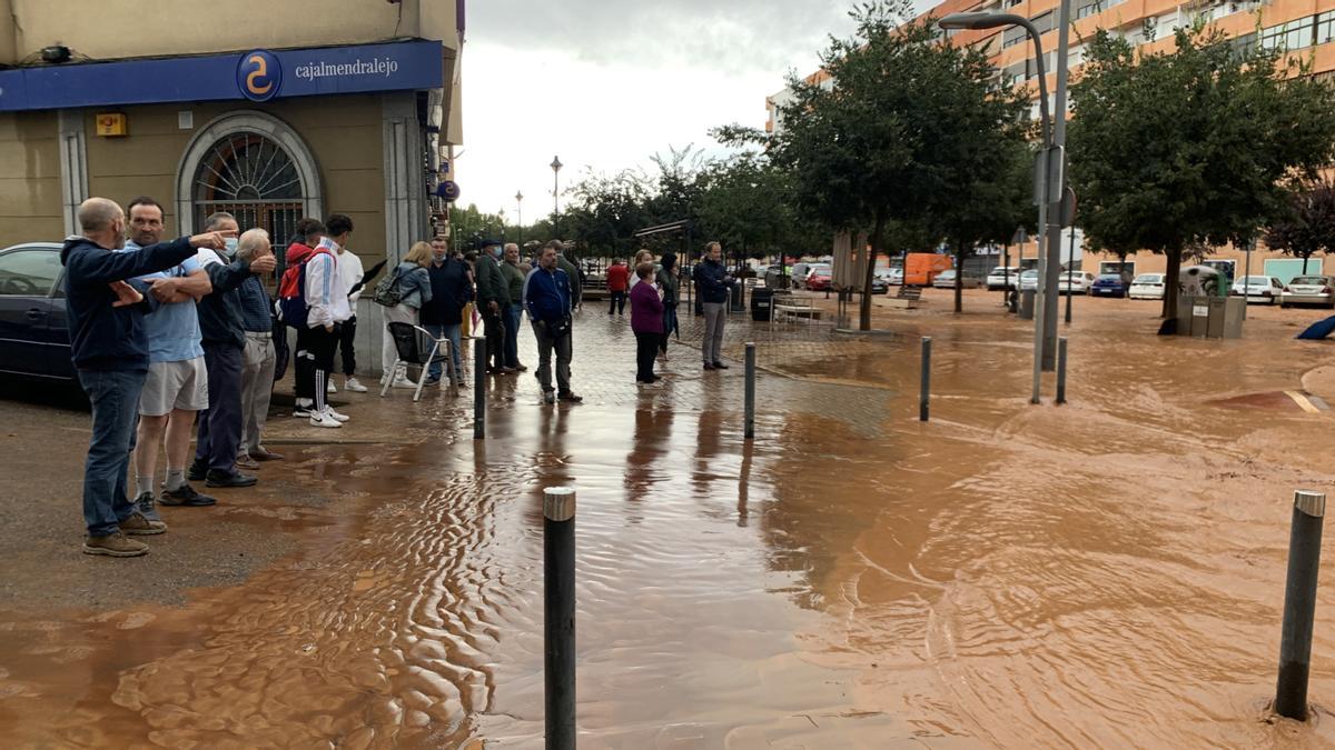 Vecinos asisten a una zona inundada de la avenida de la Paz el pasado 5 de noviembre.