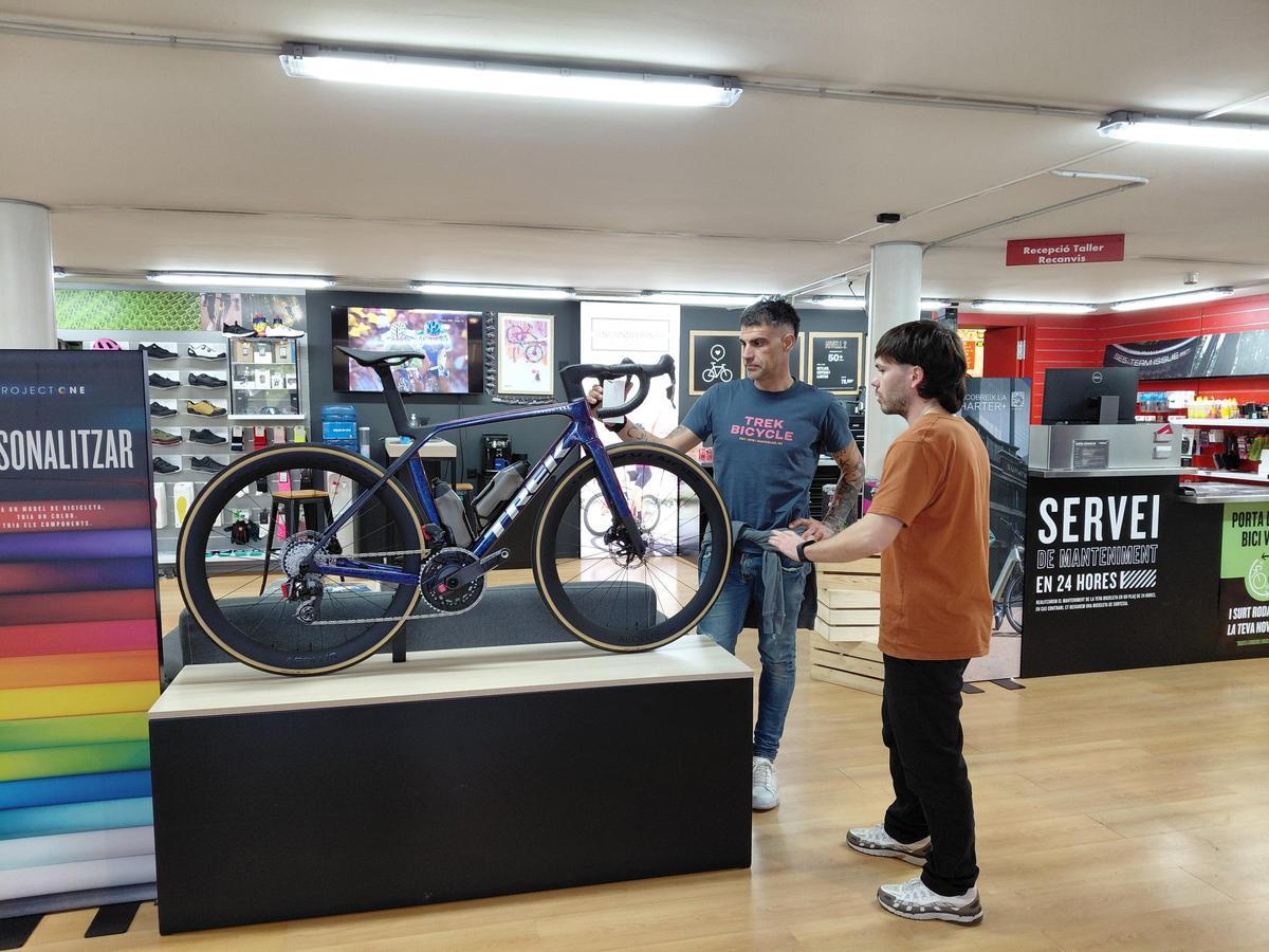 Óscar Pereiro i Joan Vallès admirant un dels models de carretera estrella de Trek Manresa