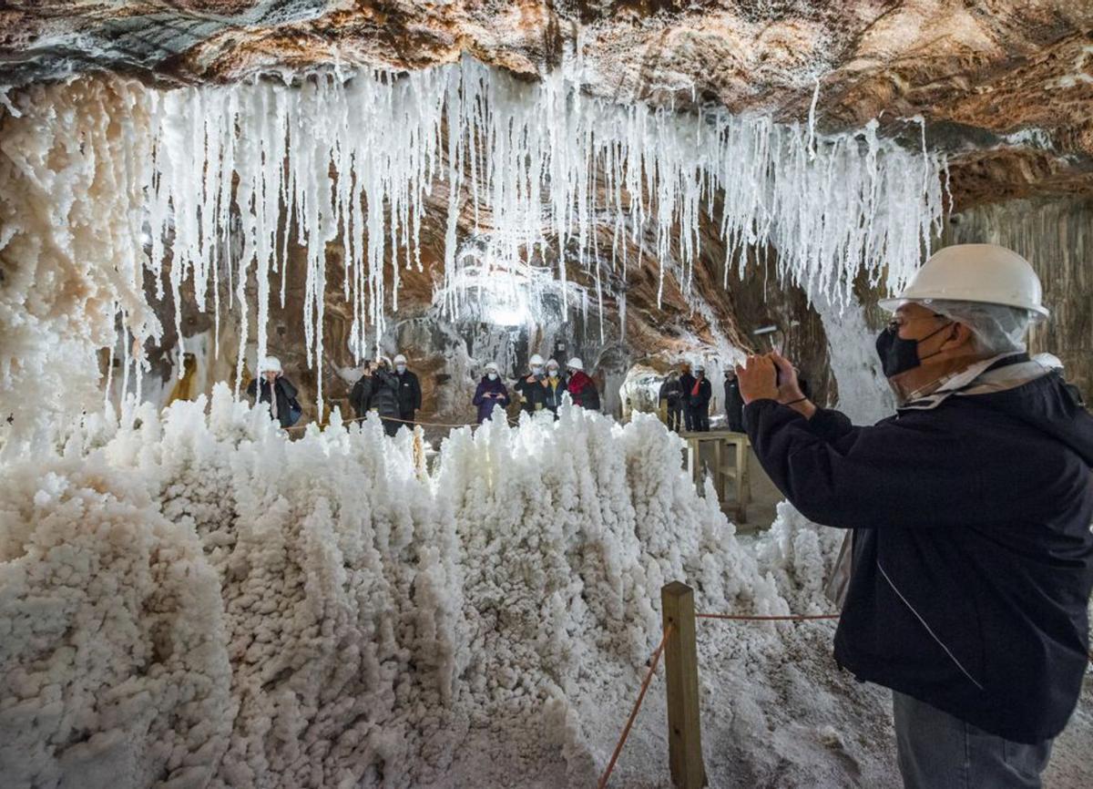 3 Un visitant fent una foto a l’espai de la muntanya conegut com a Capella Sixtina.  |