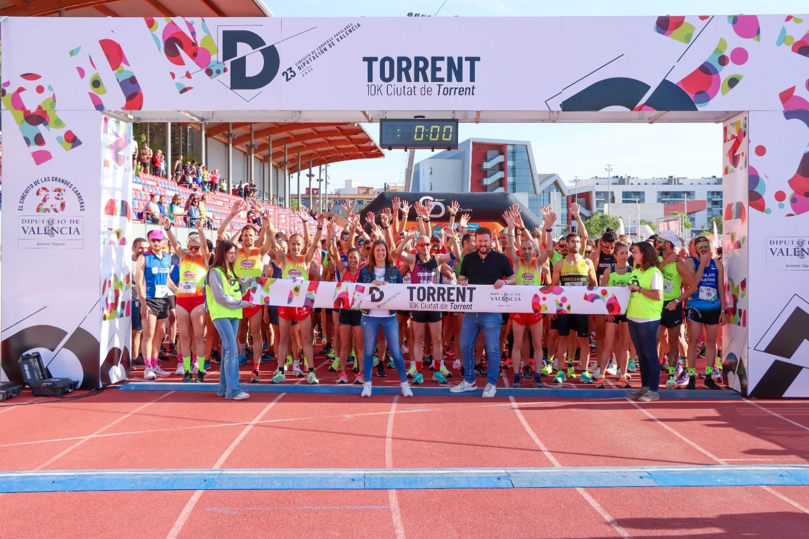 Las autoridades deportivas y municipales de Torrent, junto a los participantes.