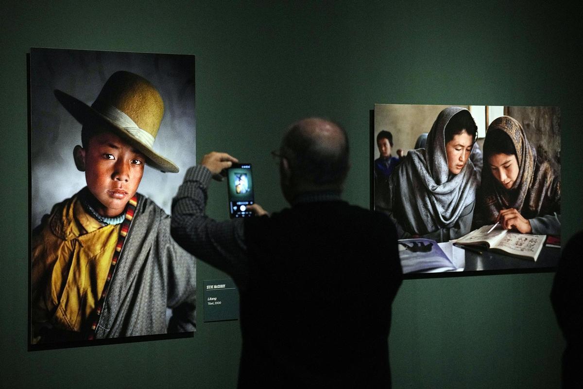 Exposición del fotógrafo Steve McCurry en el Palau Martorell de Barcelona