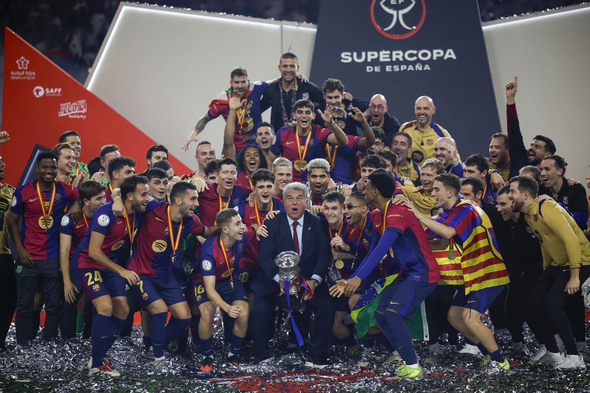 El Barça golea 2-5 al Madrid en la final de la Supercopa | FOTOS