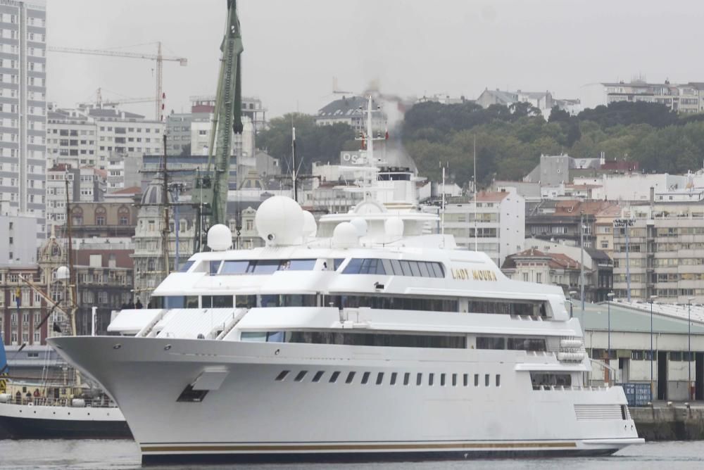 El yate Lady Moura hace escala en el puerto coruñés