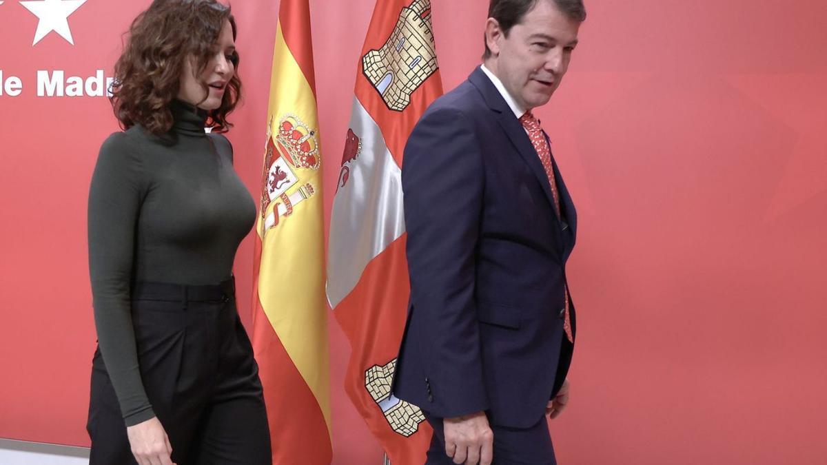 El presidente Fernández Mañueco junto a la presidenta de la Comunidad deMadrid, Isabel Díaz Ayuso, ayer, tras su reunión en Madrid. | Juan Lázaro - Ical