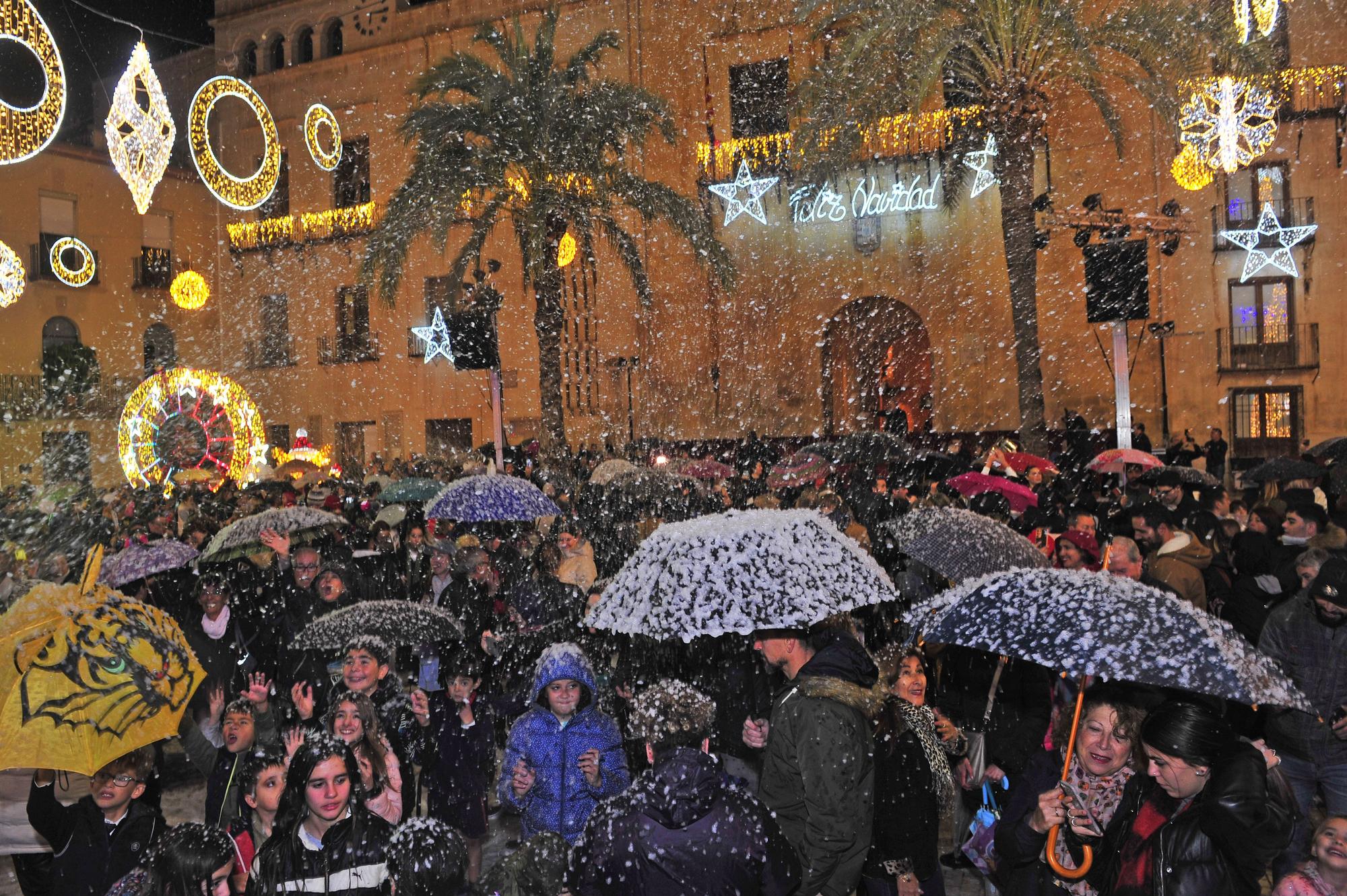 Elche enciende la Navidad con una gran "nevada" y... lluvia intermitente