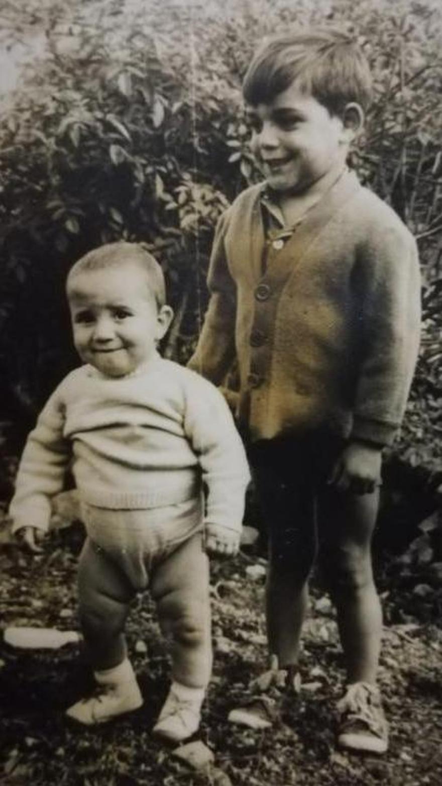 Juan, con su hermano pequeño