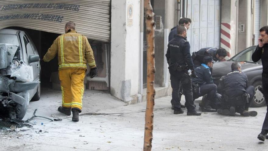 El vehículo empotrado y el fugado, reducido por la policía tras la persecución. // Brais Lorenzo