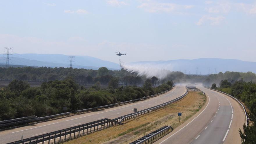 Un incendio en Asturianos cruza la autovía A-52 y obliga a cortar el tráfico